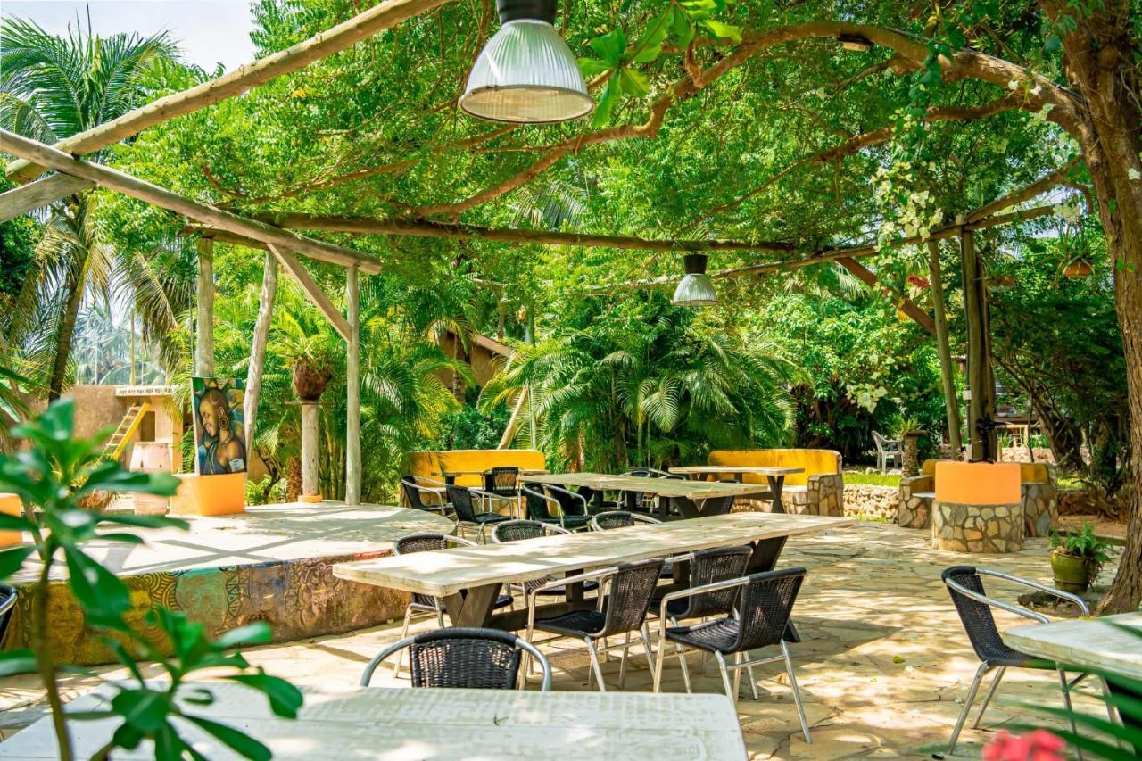 Kokrobite Gardens Restaurant And Guest House Bagian luar foto