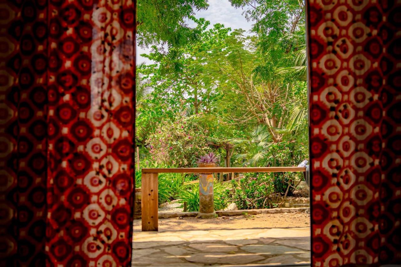 Kokrobite Gardens Restaurant And Guest House Bagian luar foto