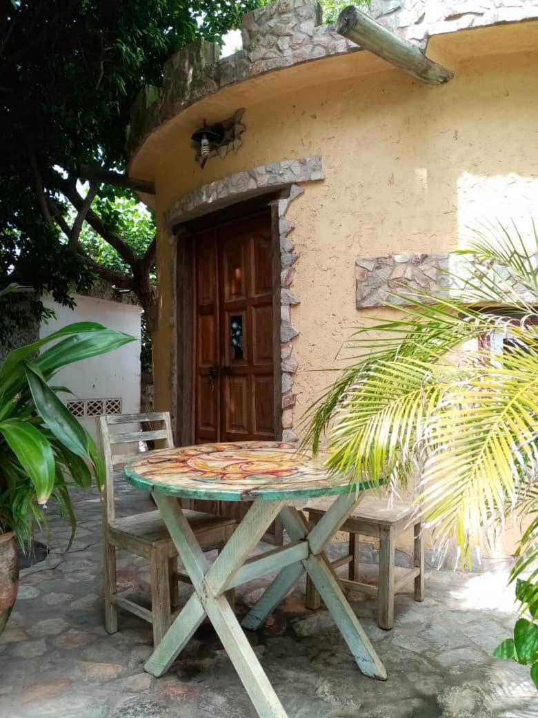 Kokrobite Gardens Restaurant And Guest House Bagian luar foto
